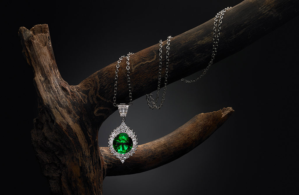 Masa Usuki Moissanite / Emerald pendant